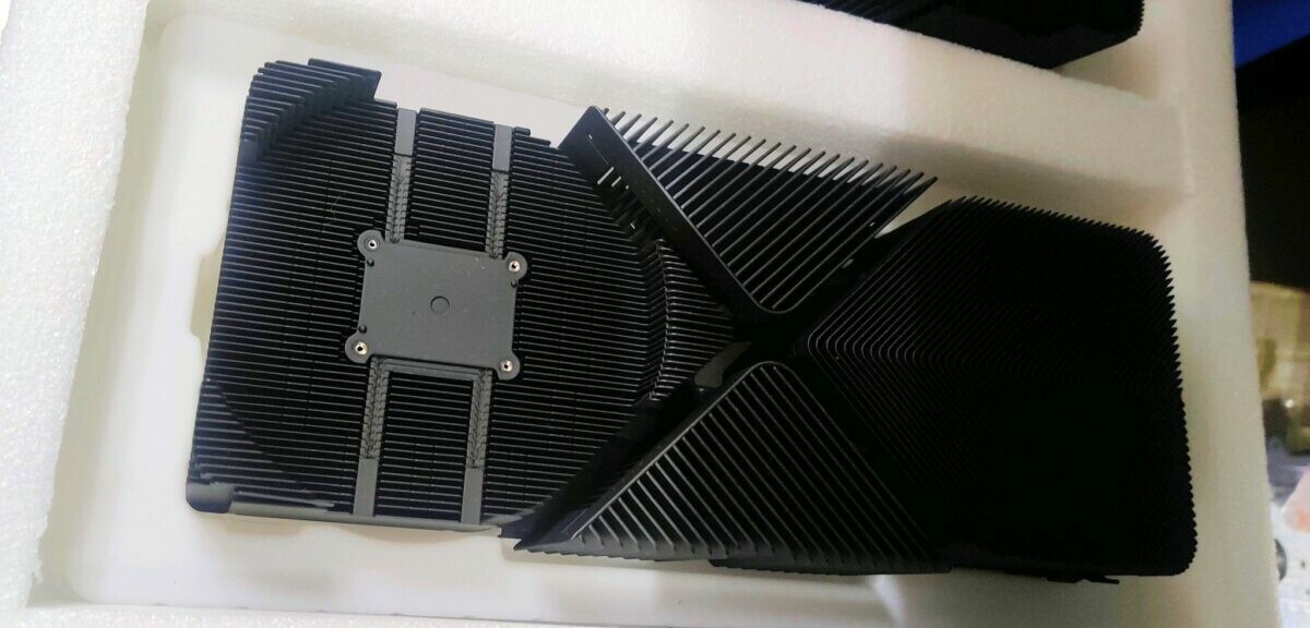 Lộ diện nguyên mẫu RTX 4090 Ti 3 quạt trông rất to