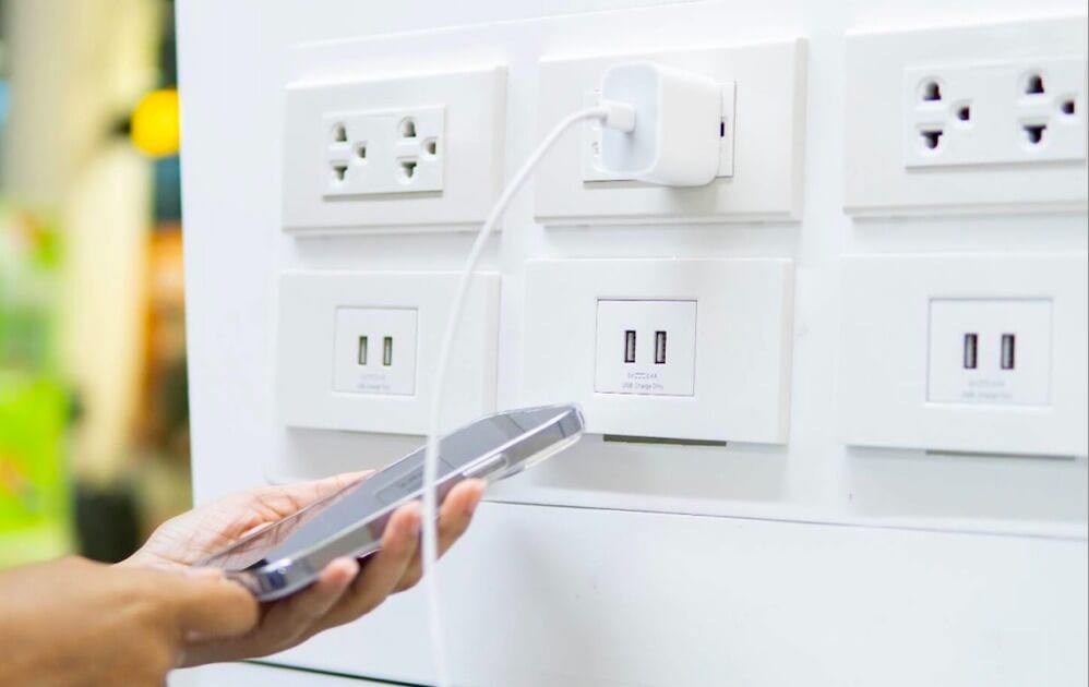 trạm sạc điện thoại công cộng