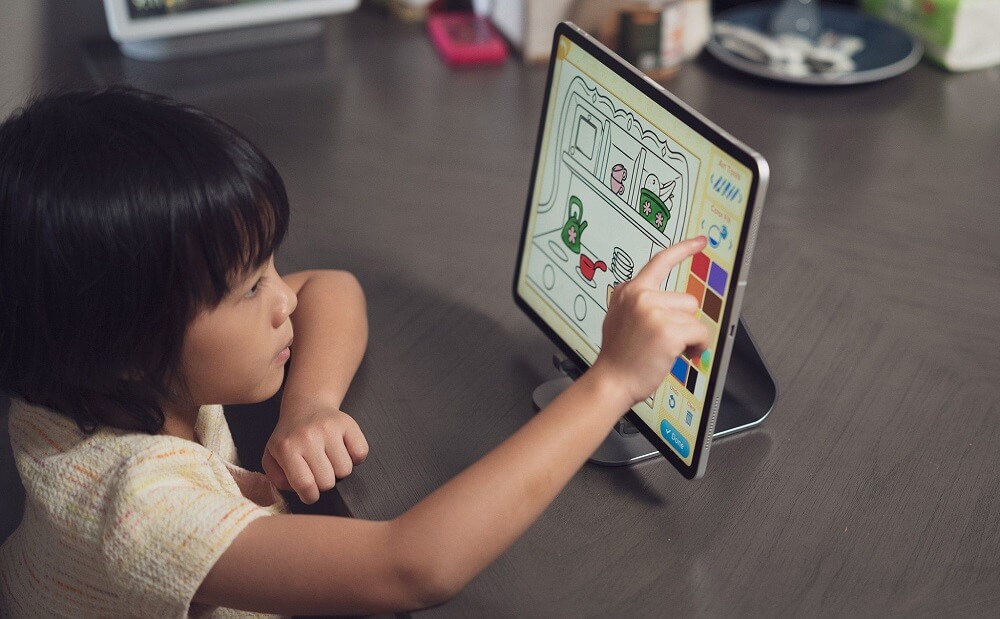 trẻ em chơi game trên máy tính bảng